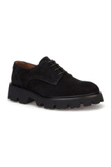 Nahaufnahme des weichen Wildleders und der feinen Lederfutterdetails der Casual Schuhe.
