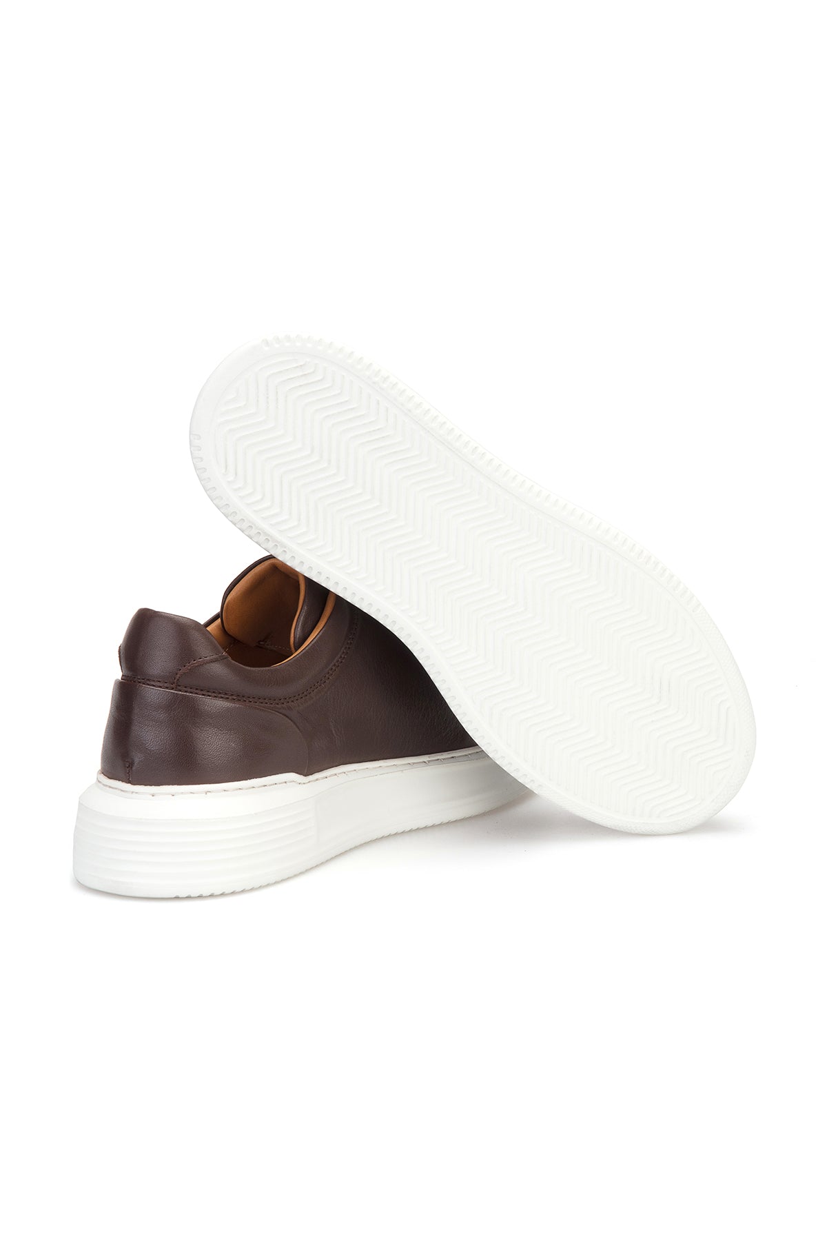 Homme portant les baskets marron, mettant en valeur leur style au quotidien