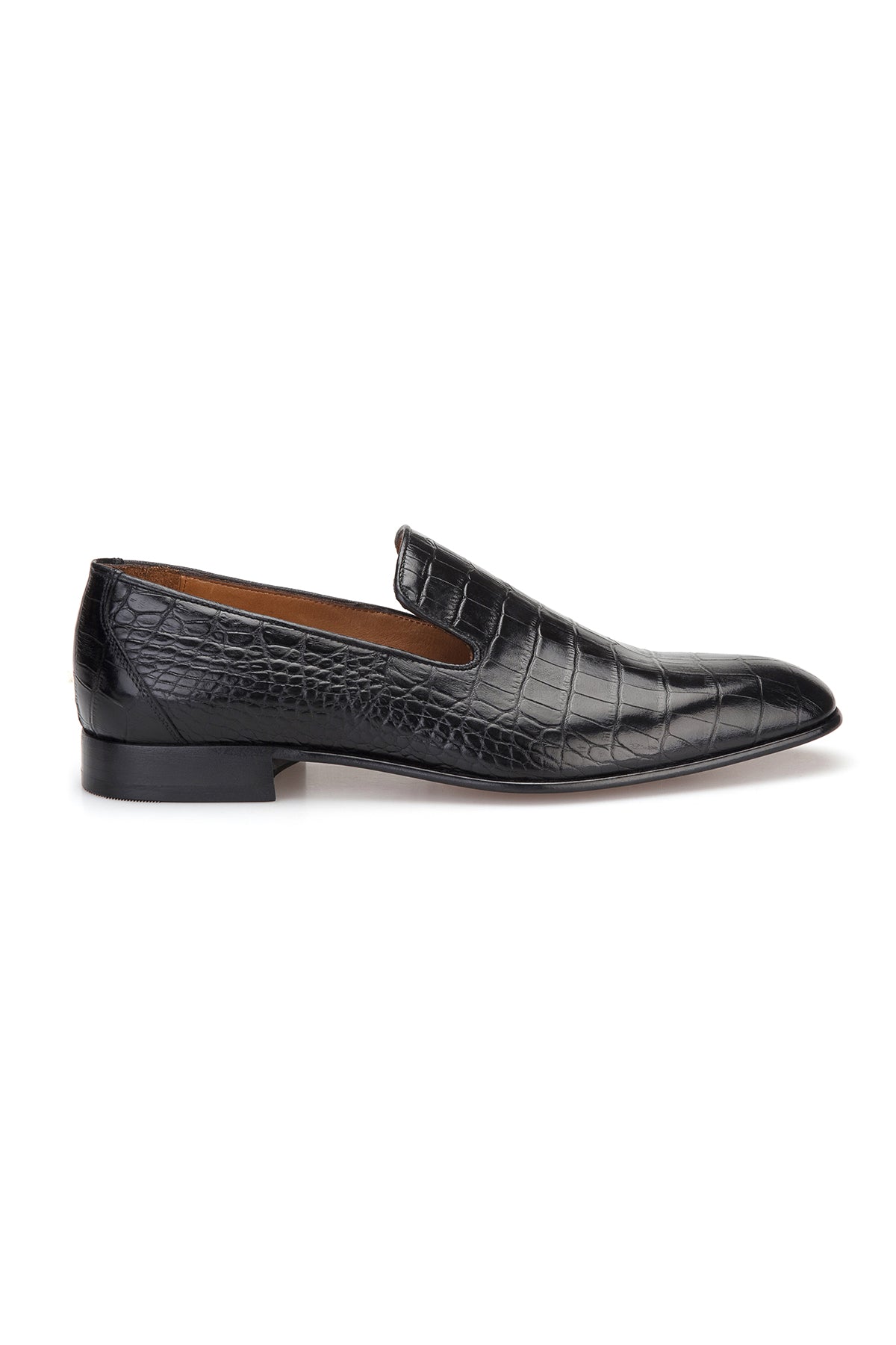 Profil latéral du mocassin noir, montrant le bout pointu et la fermeture sans laçage