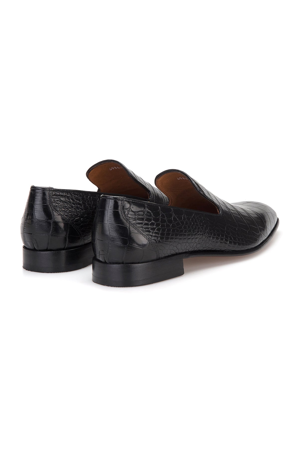 Vue arrière du mocassin noir, mettant en valeur le rendu du cuir haut de gamme et la fermeture sans laçage
