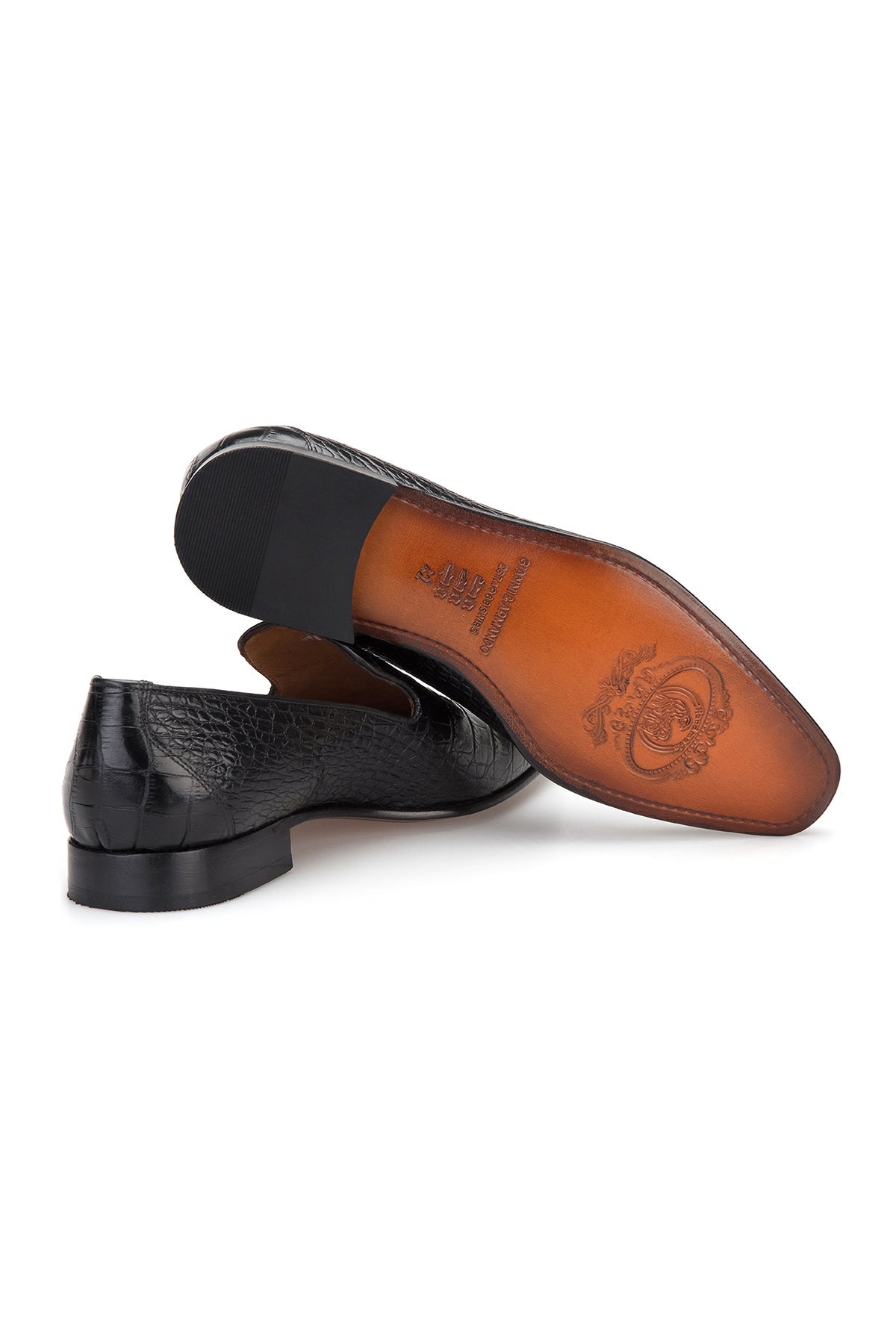 Détail du rembourrage intérieur du mocassin en cuir de vachette noir, montrant la surface en cuir douce