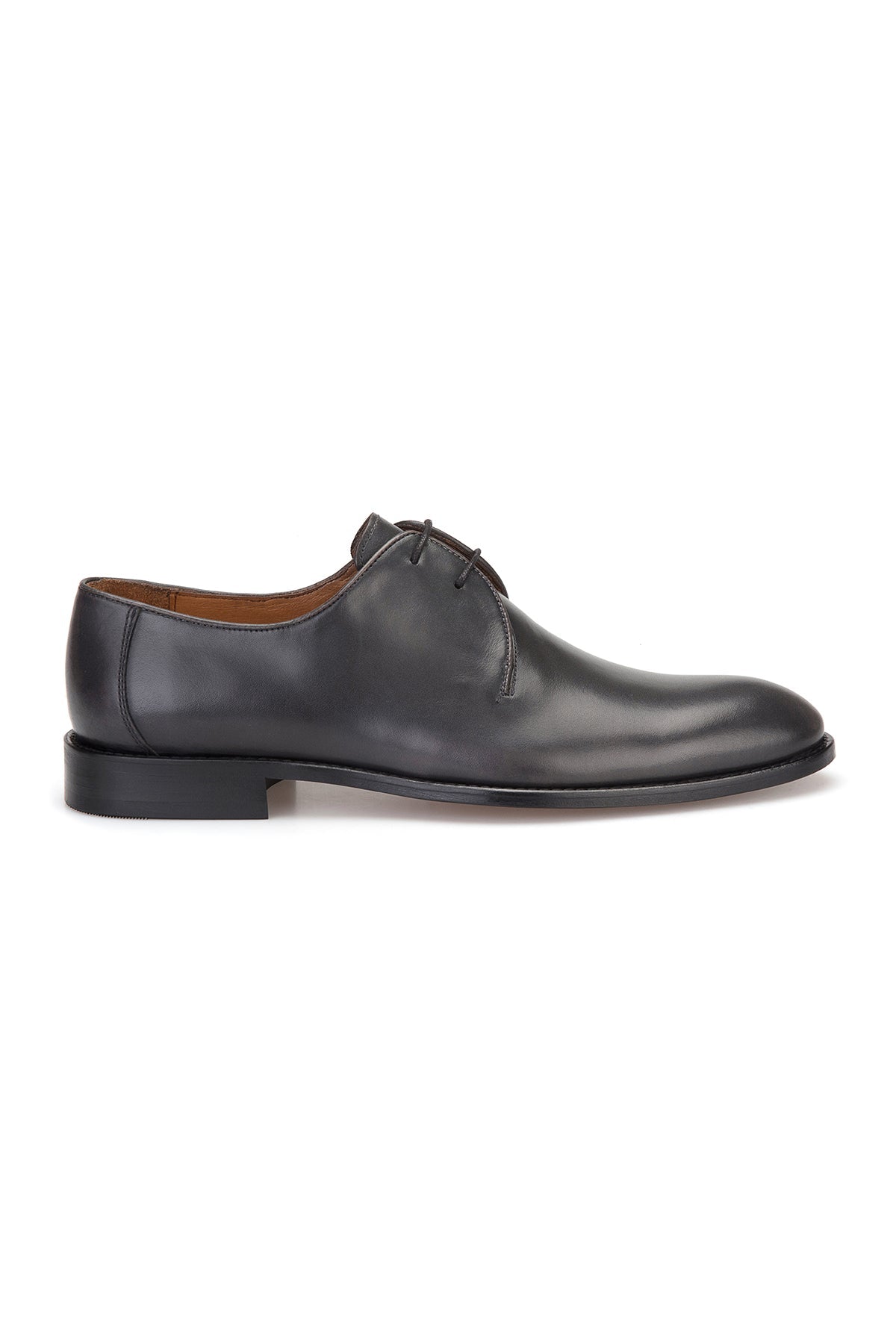 Schuhprofil aus der Seitenansicht, betont die elegante Silhouette und die klassische Schnürung