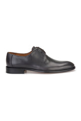 Schuhprofil aus der Seitenansicht, betont die elegante Silhouette und die klassische Schnürung