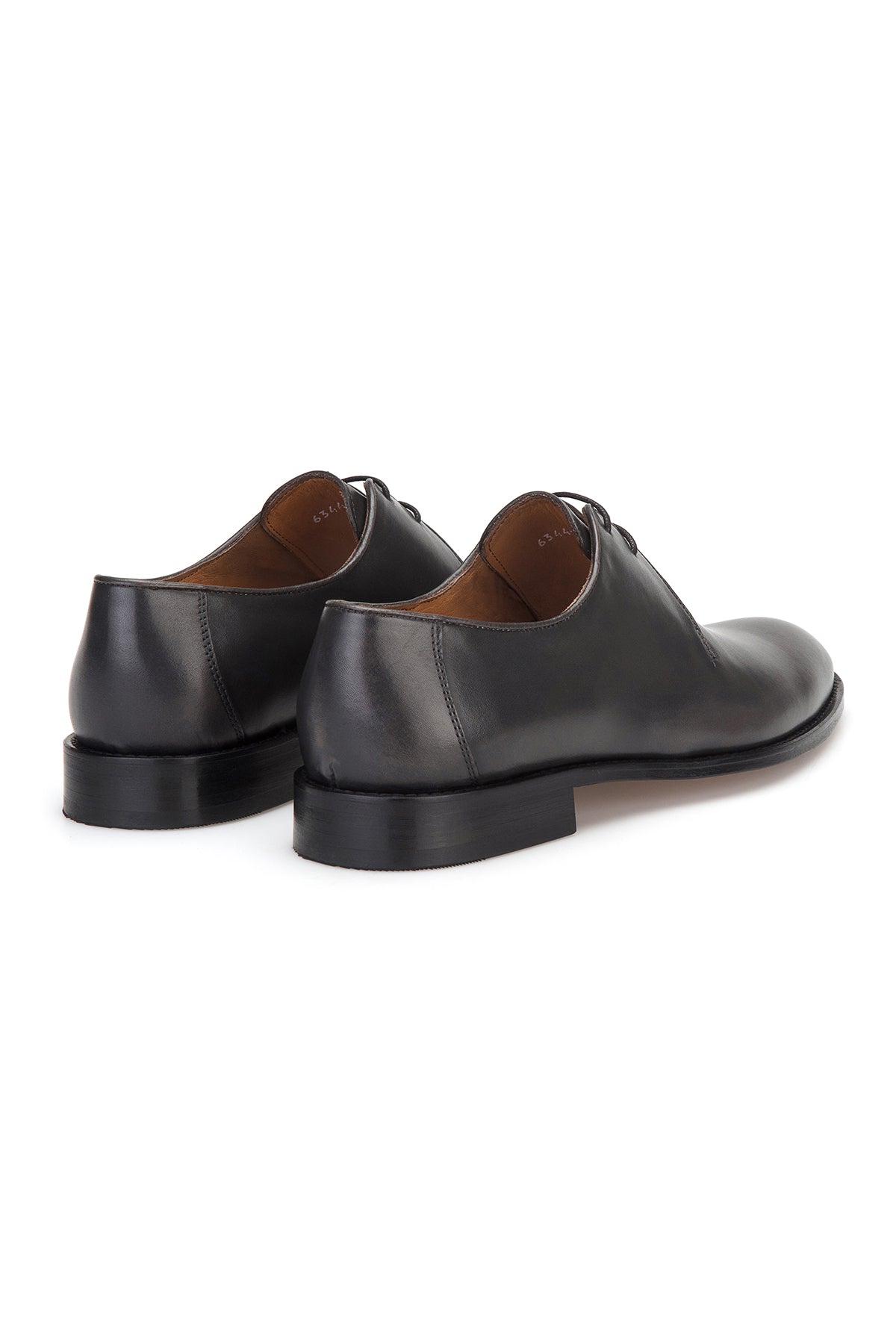 Schuh im Einsatz, getragen an einem formellen Anlass, kombiniert mit Anzug