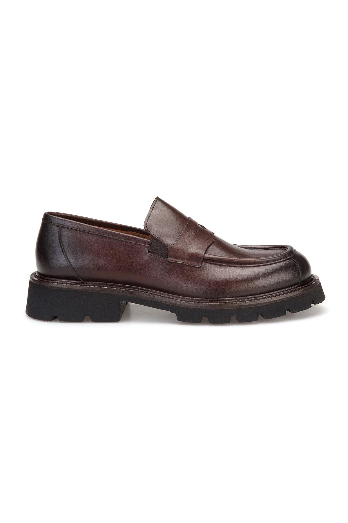 Gros plan sur la surface douce en cuir marron de la chaussure casual Gianni & Armando