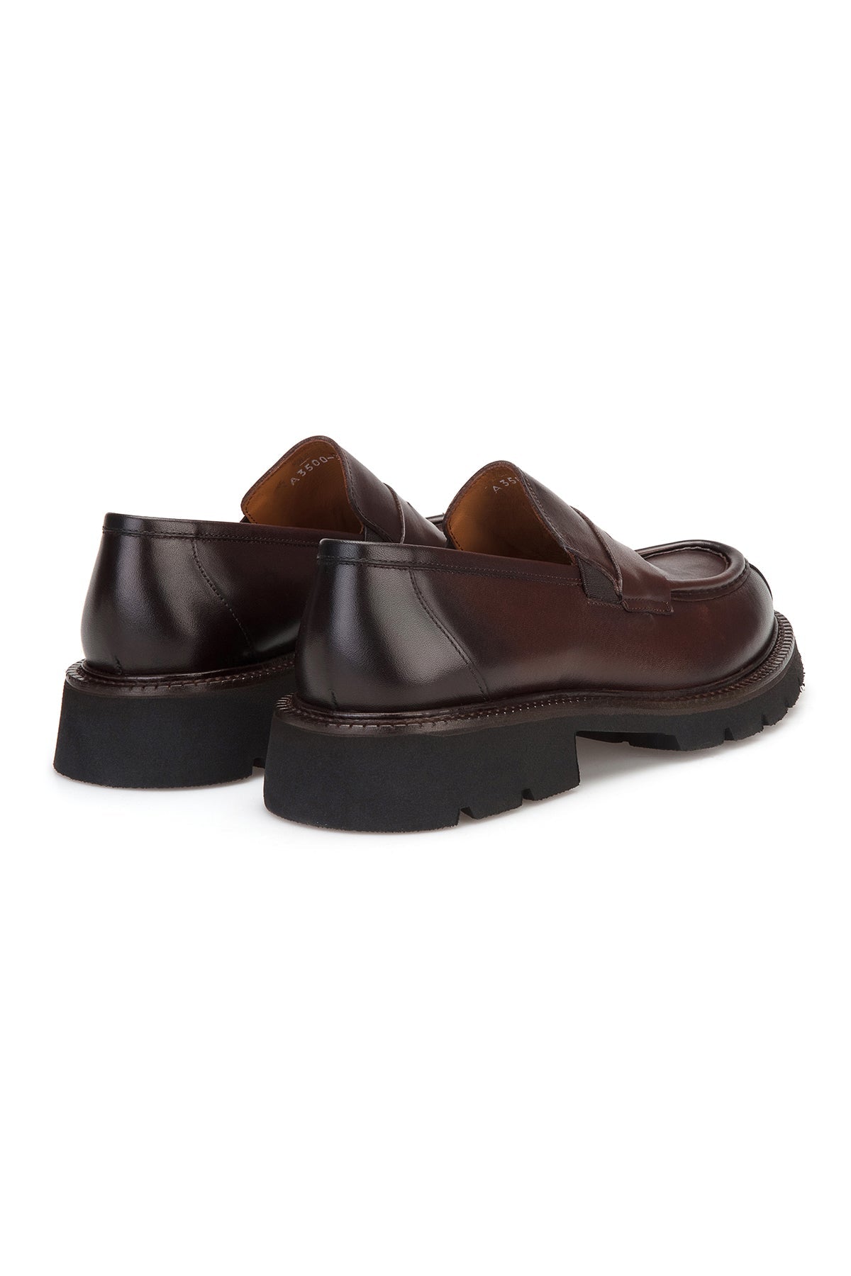 Vue de face de la chaussure casual avec cuir marron marquant et bout rond