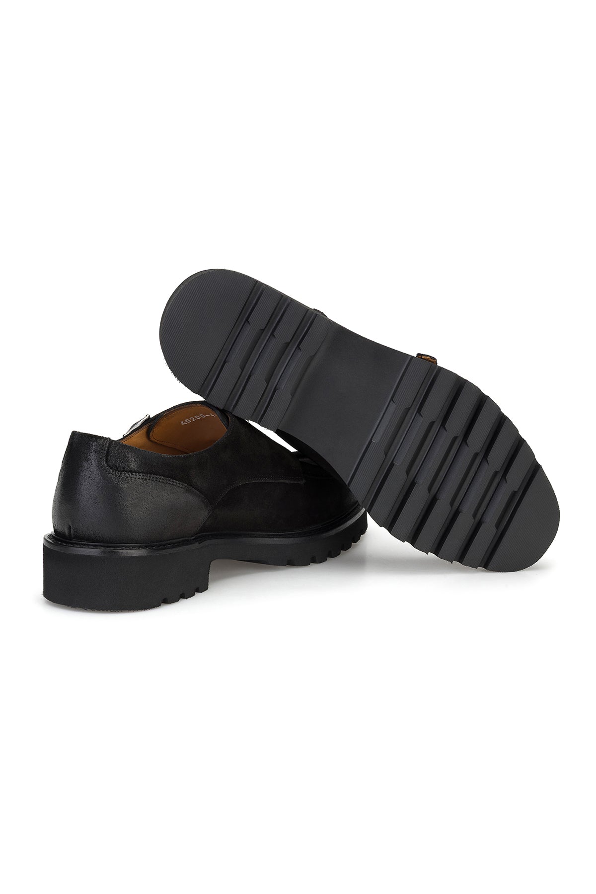 Vogelperspektive der Schuhe auf einem neutralen Untergrund, hebt die Silhouette hervor.