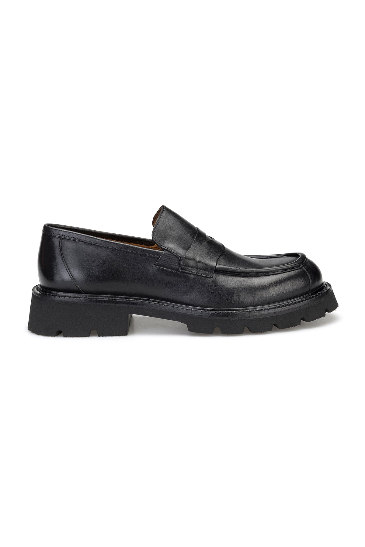 Vue de profil de la chaussure décontractée en cuir noir avec fine semelle EVA et talon de 3,5 cm.