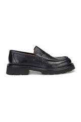 Seitliche Aufnahme des schwarzen Leder-Casual-Schuhs mit feiner EVA-Sohle und 3,5 cm Absatz.