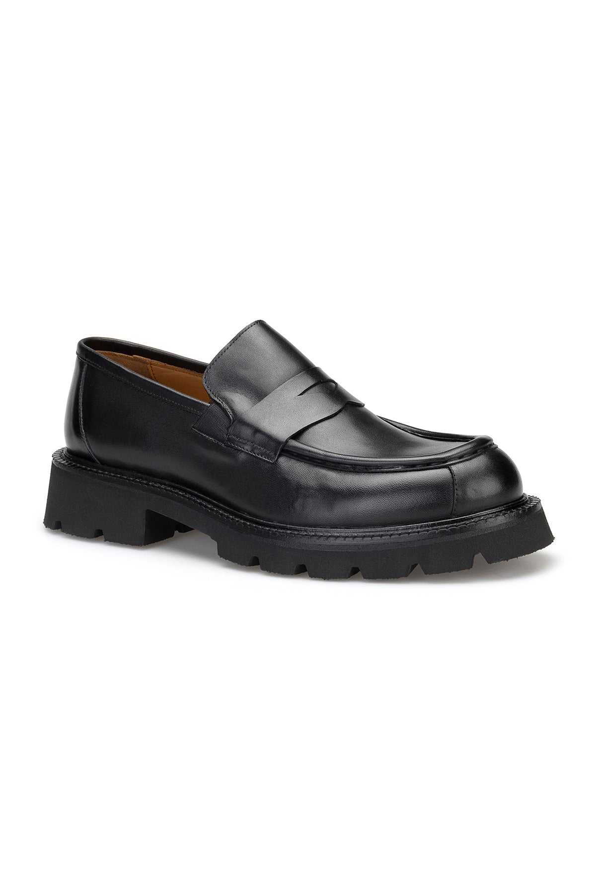Gros plan sur le cuir souple et les coutures fines de la chaussure décontractée noire.