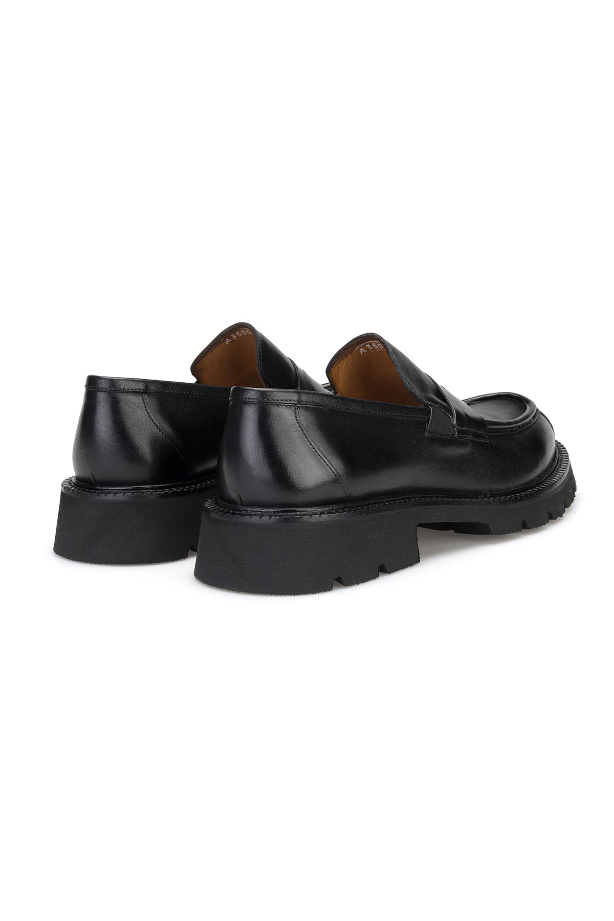 Vue de face de la chaussure décontractée noire à bout rond – idéale pour un usage quotidien.