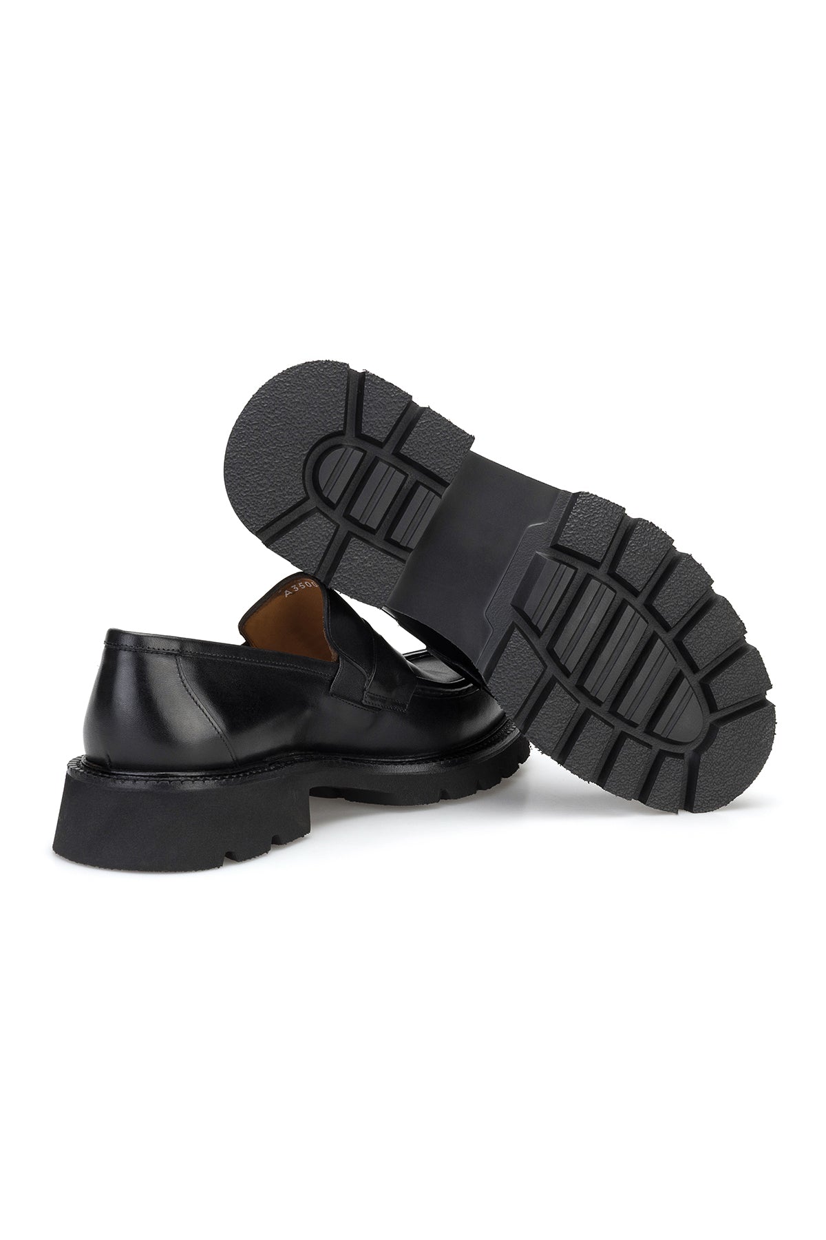 Chaussure présentée dans une pose élégante – montre la finition soignée et le design classique.