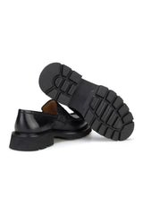 Schuh in einer eleganten Präsentationspose – zeigt die feine Verarbeitung und das klassische Design.