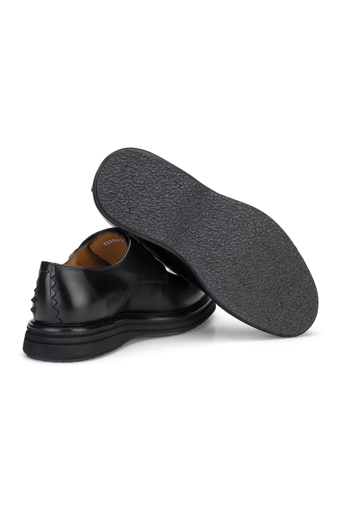Double Monk Schuhe auf einem eleganten Holzboden, stilvoll im Alltag
