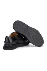 Double Monk Schuhe auf einem eleganten Holzboden, stilvoll im Alltag