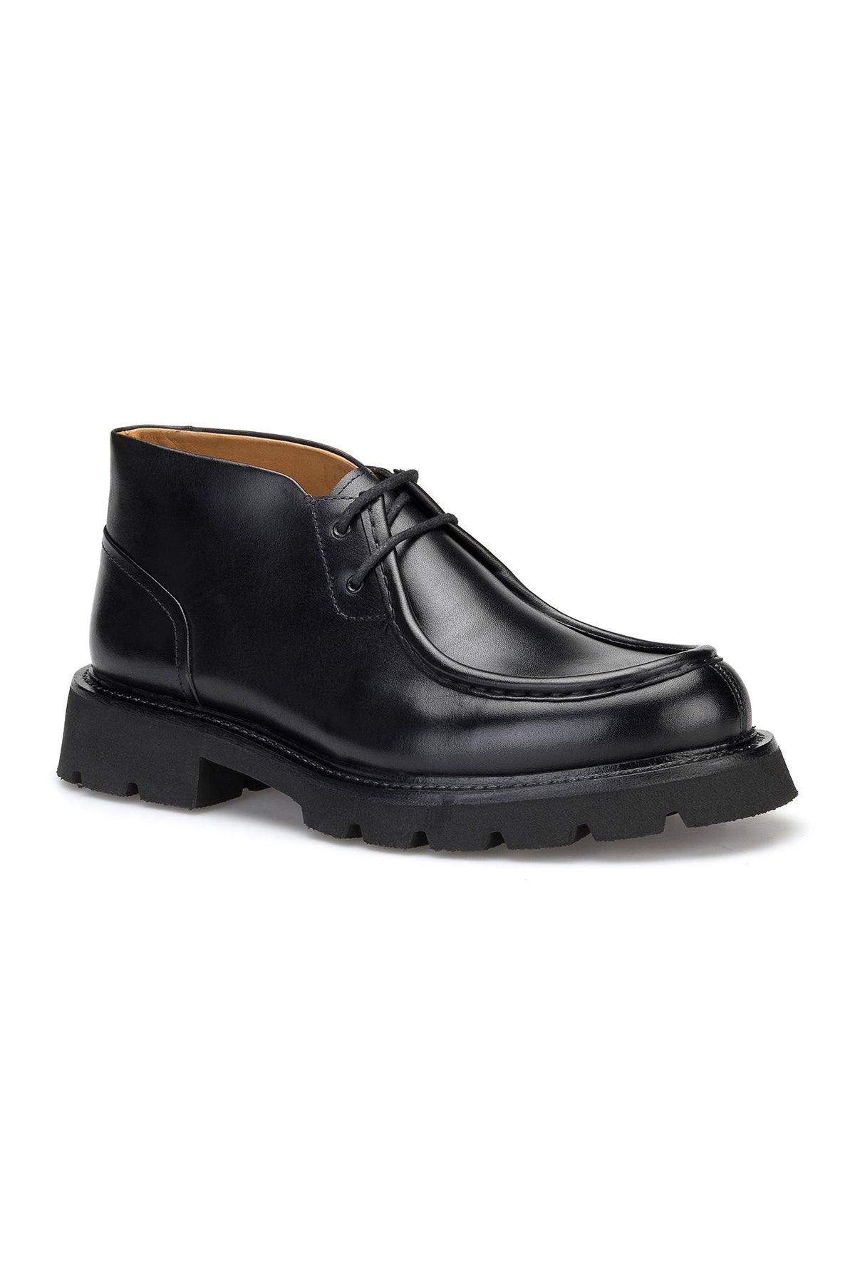 Vue intérieure des boots à lacets, montrant la doublure en cuir doux et le système de fermeture à laçage