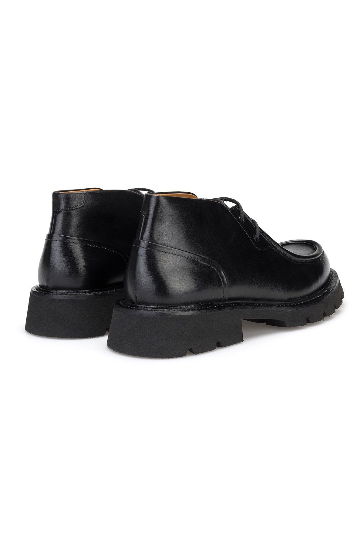 Boots à lacets en cuir, détail du bout rond, idéales pour des tenues du quotidien élégantes