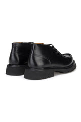 Schnürboots aus Leder, Detail der runden Schuhspitze, ideal für stilvolle Alltagsoutfits