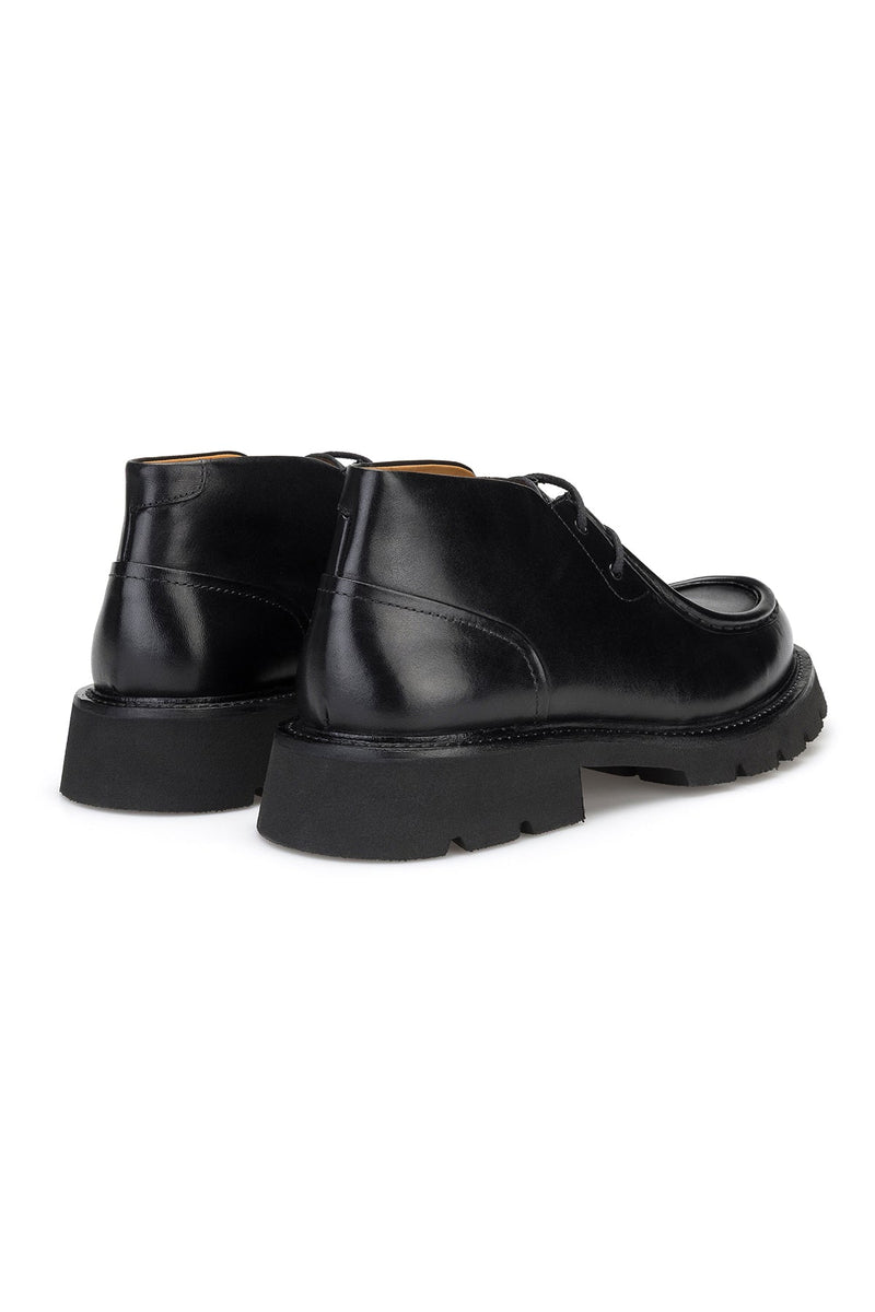 Schnürboots aus Leder, Detail der runden Schuhspitze, ideal für stilvolle Alltagsoutfits