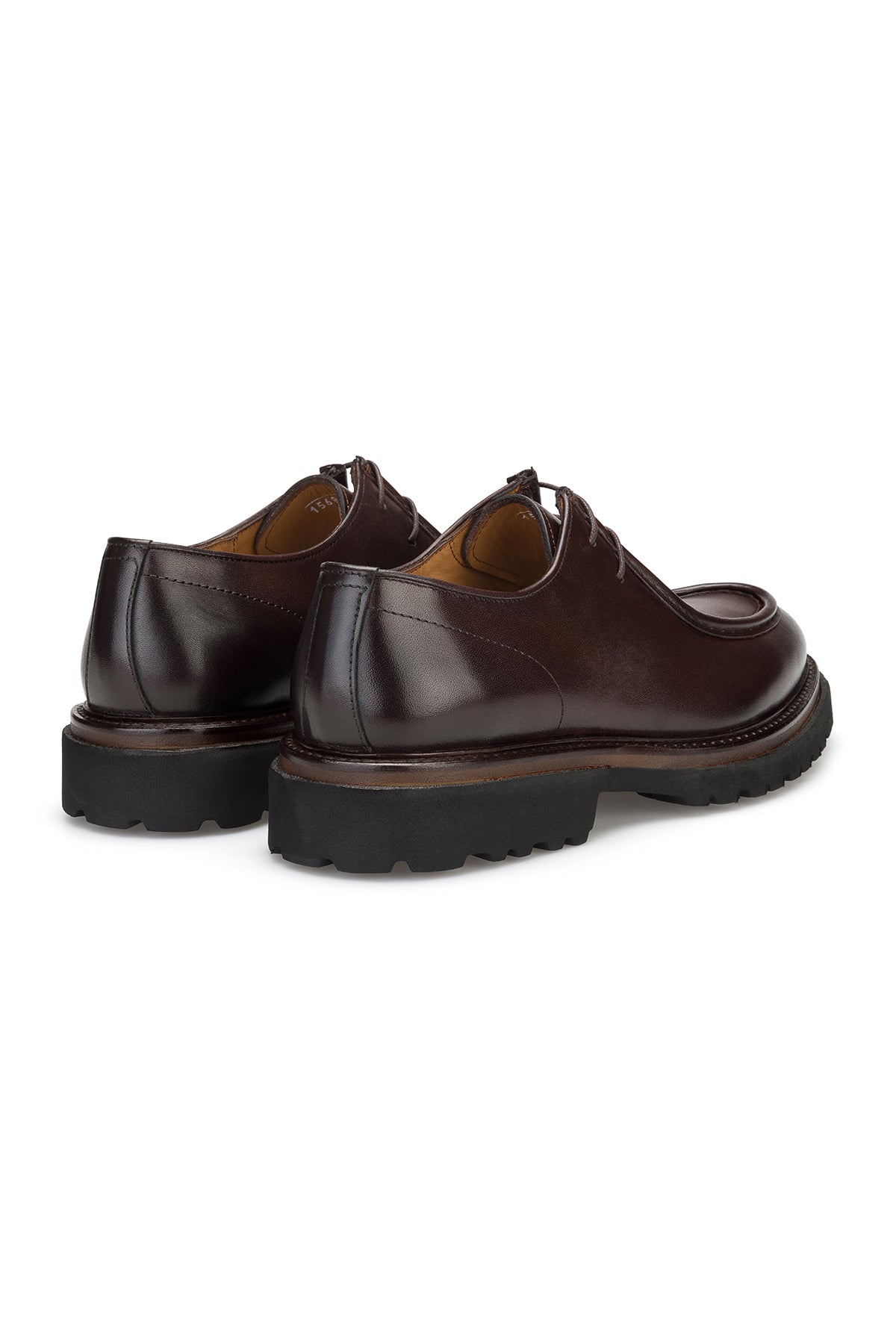 Vue de face avec le design à bout rond visible des chaussures