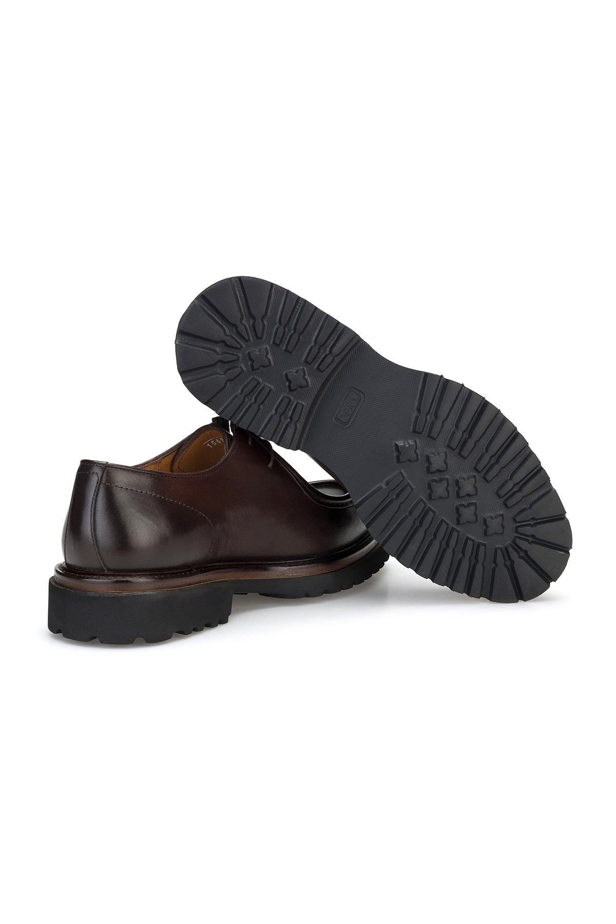 Gros plan sur le laçage des chaussures marron