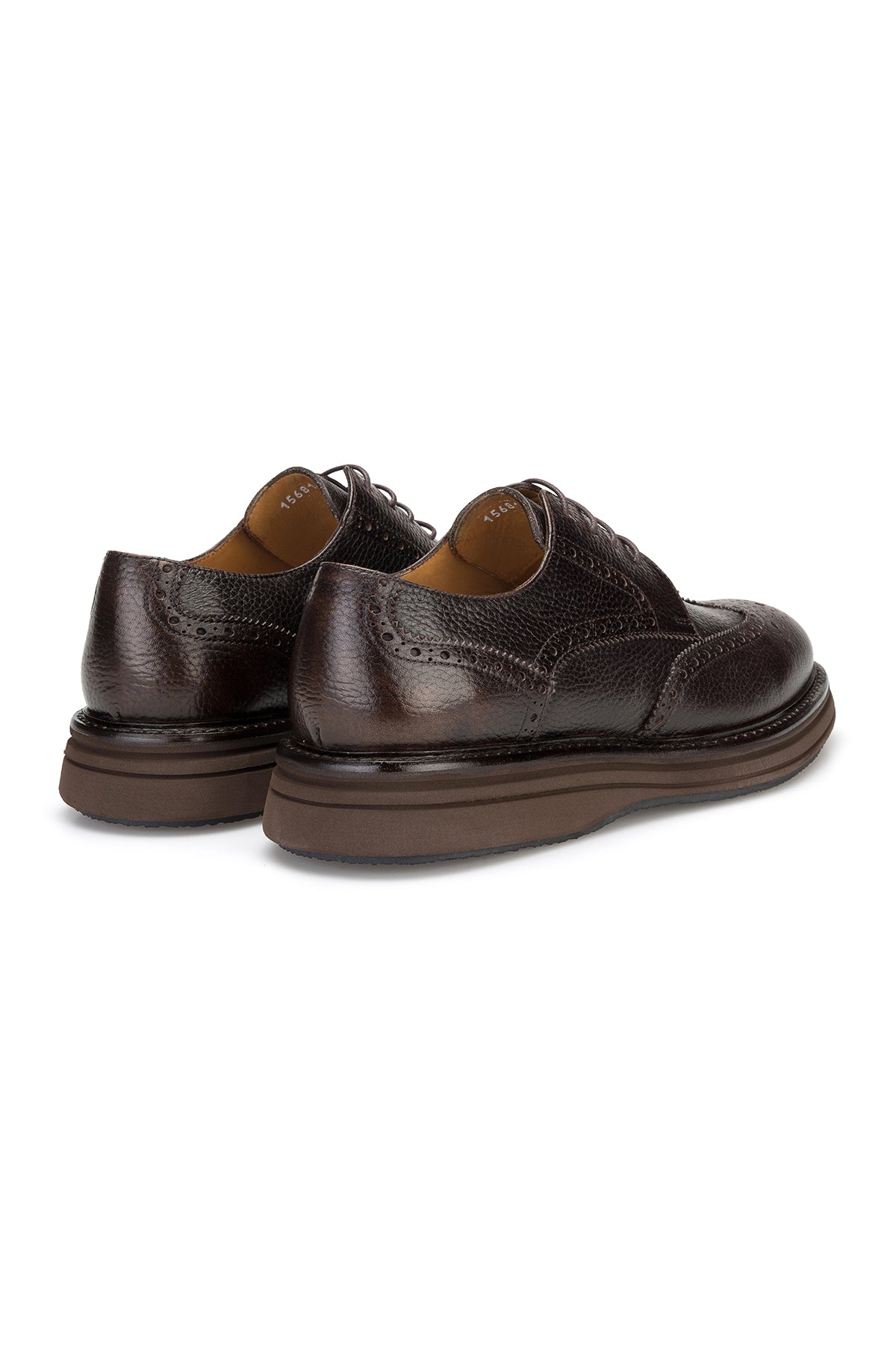 La chaussure en action : look business lors d'une réunion