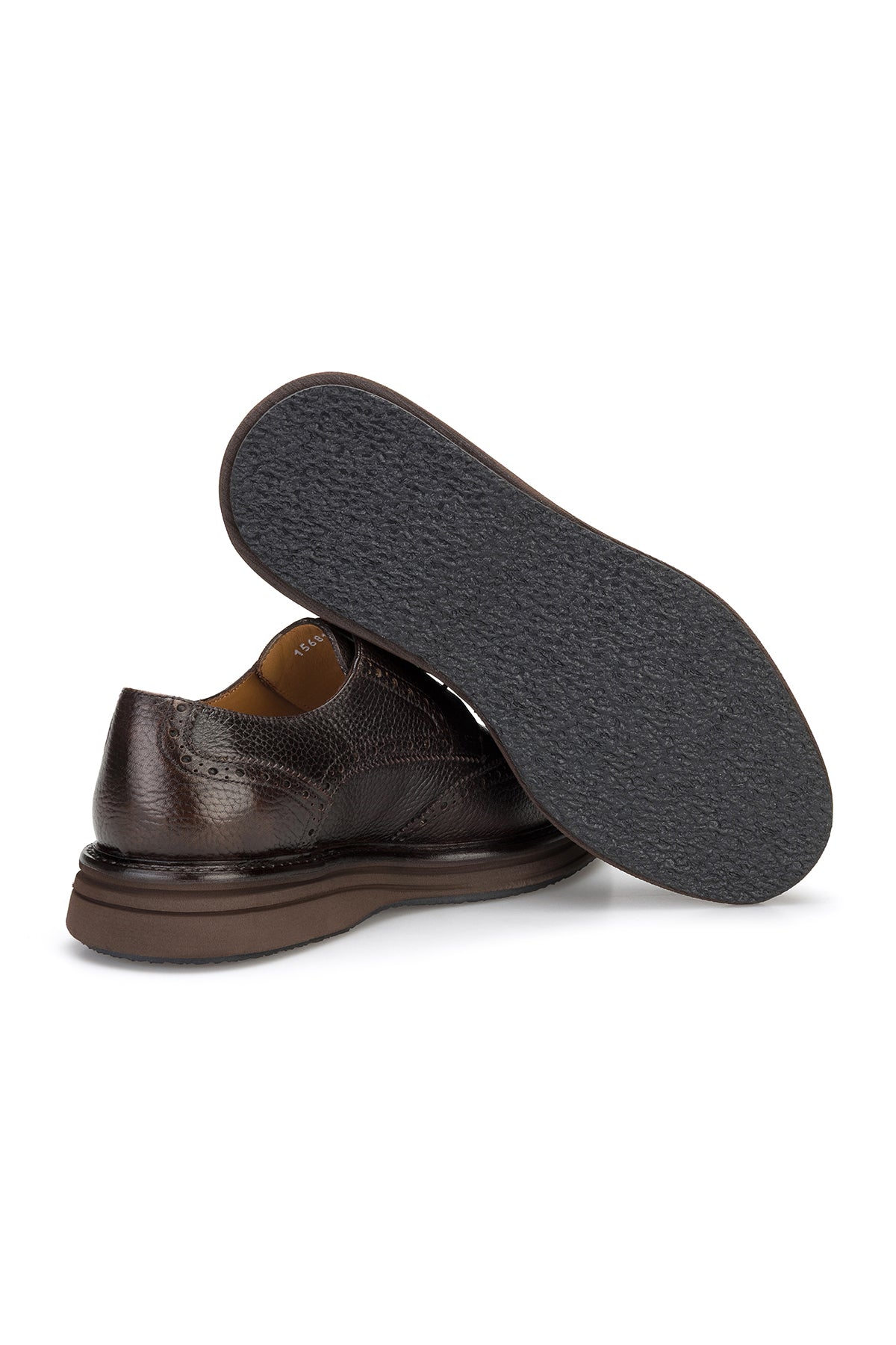 Vue arrière des chaussures avec laçage visible