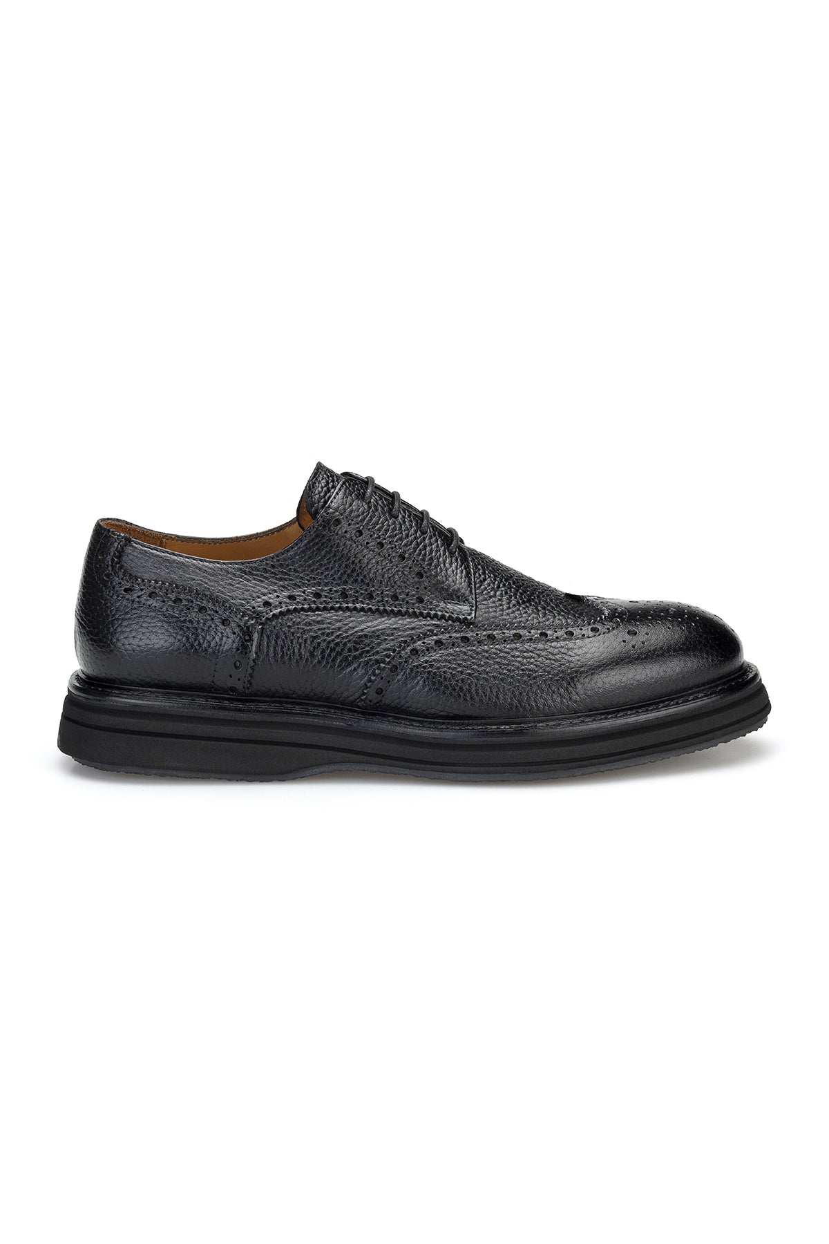 Vue arrière des chaussures de ville noires avec élégante semelle EVA