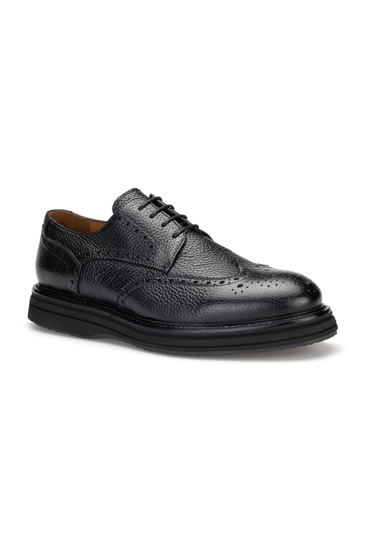 Vue détaillée des bandes de fermeture à lacets des chaussures de ville noires