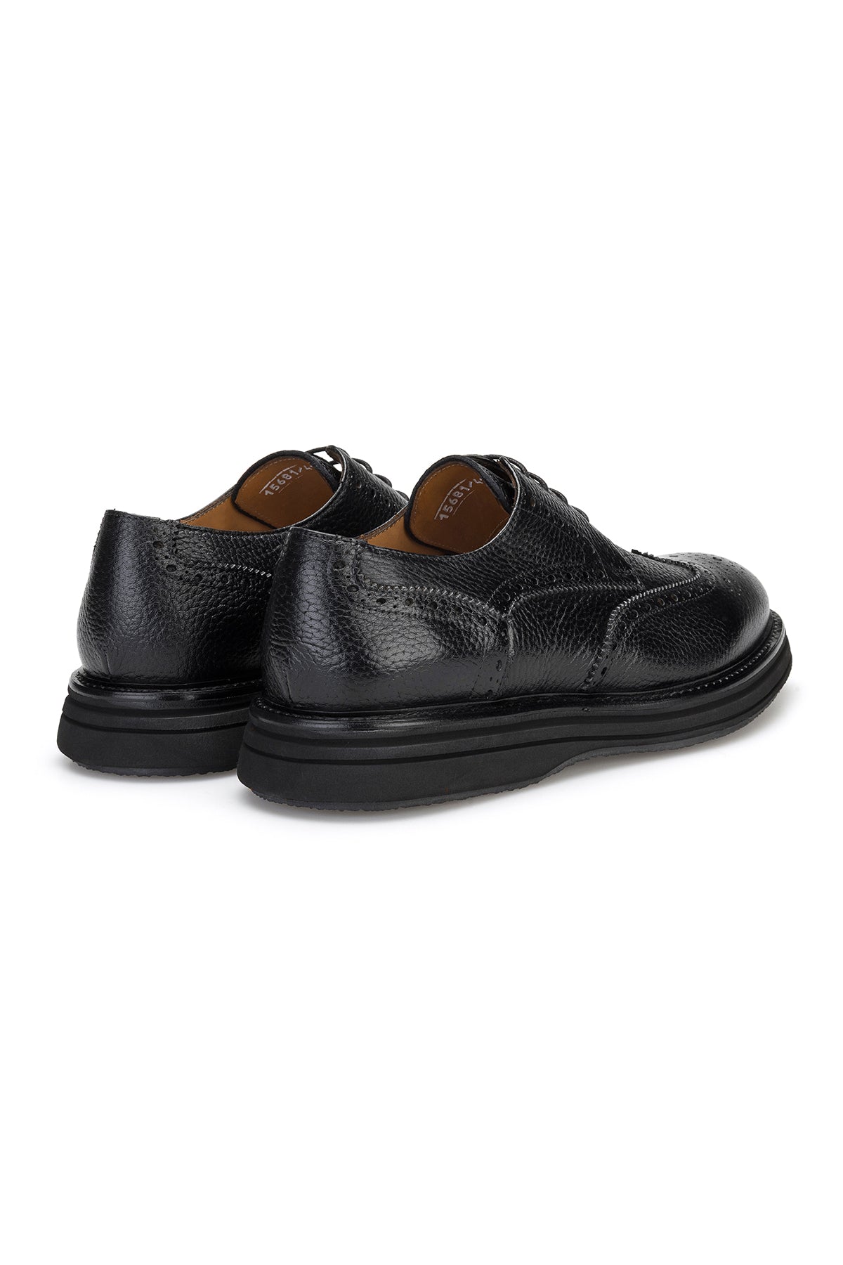 Chaussures de ville noires sur une tenue professionnelle élégante
