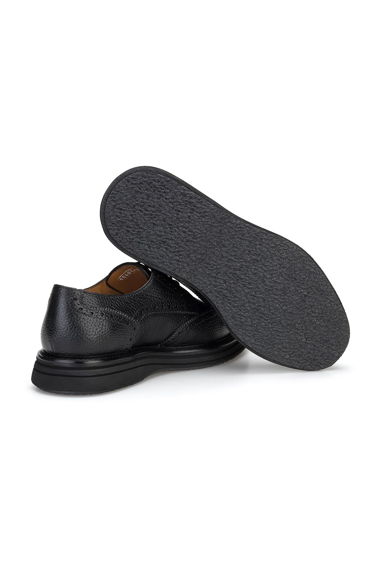 Chaussures de ville noires dans un cadre de bureau, associées à un costume classique