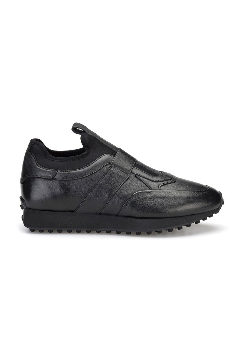 Innenraum des Sneakers, weiches Leder-Innenmaterial sichtbar.