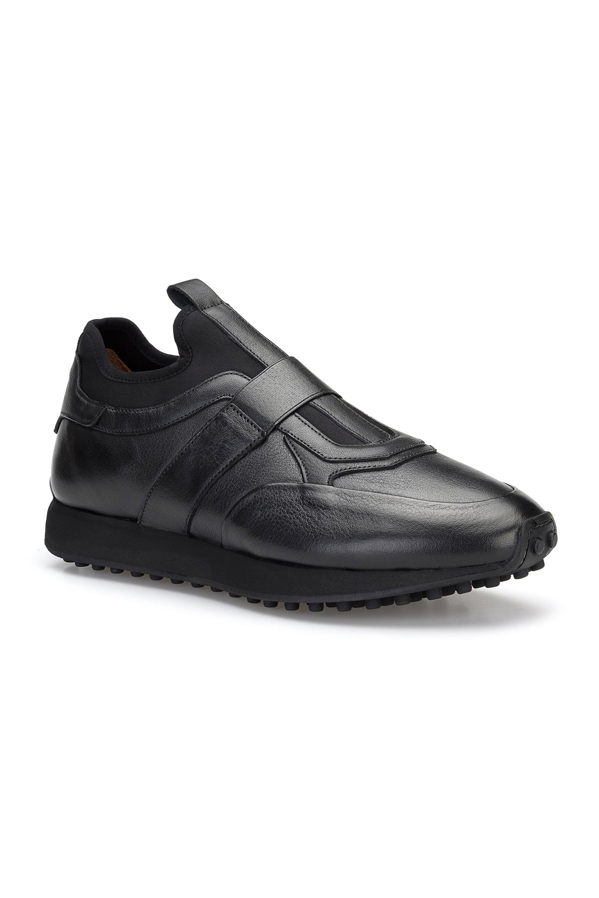 Sneaker auf neutralem Hintergrund, Fokus auf handgefertigte Detailarbeit.