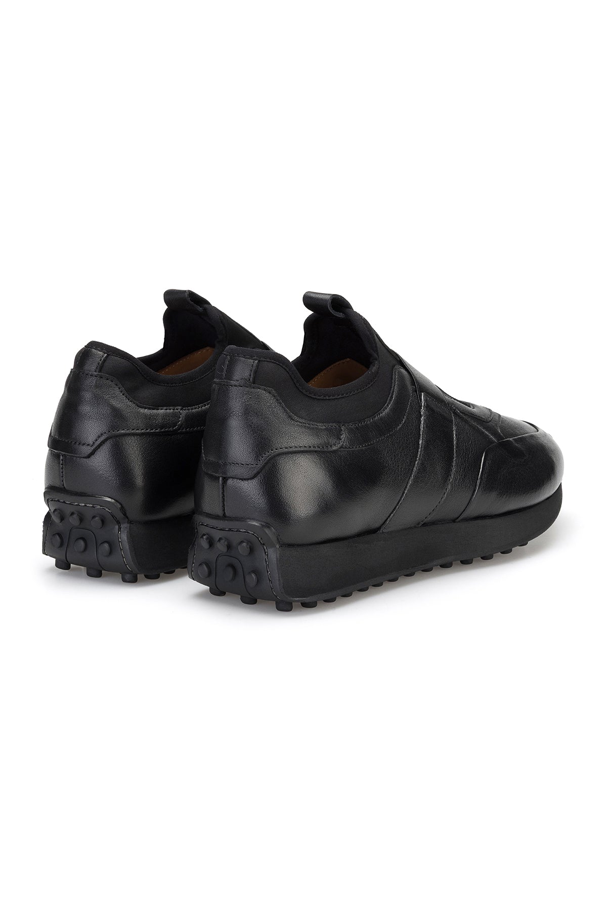 Blick von oben, zeigt die Schlüpfer-Schließe des schwarzen Sneakers.