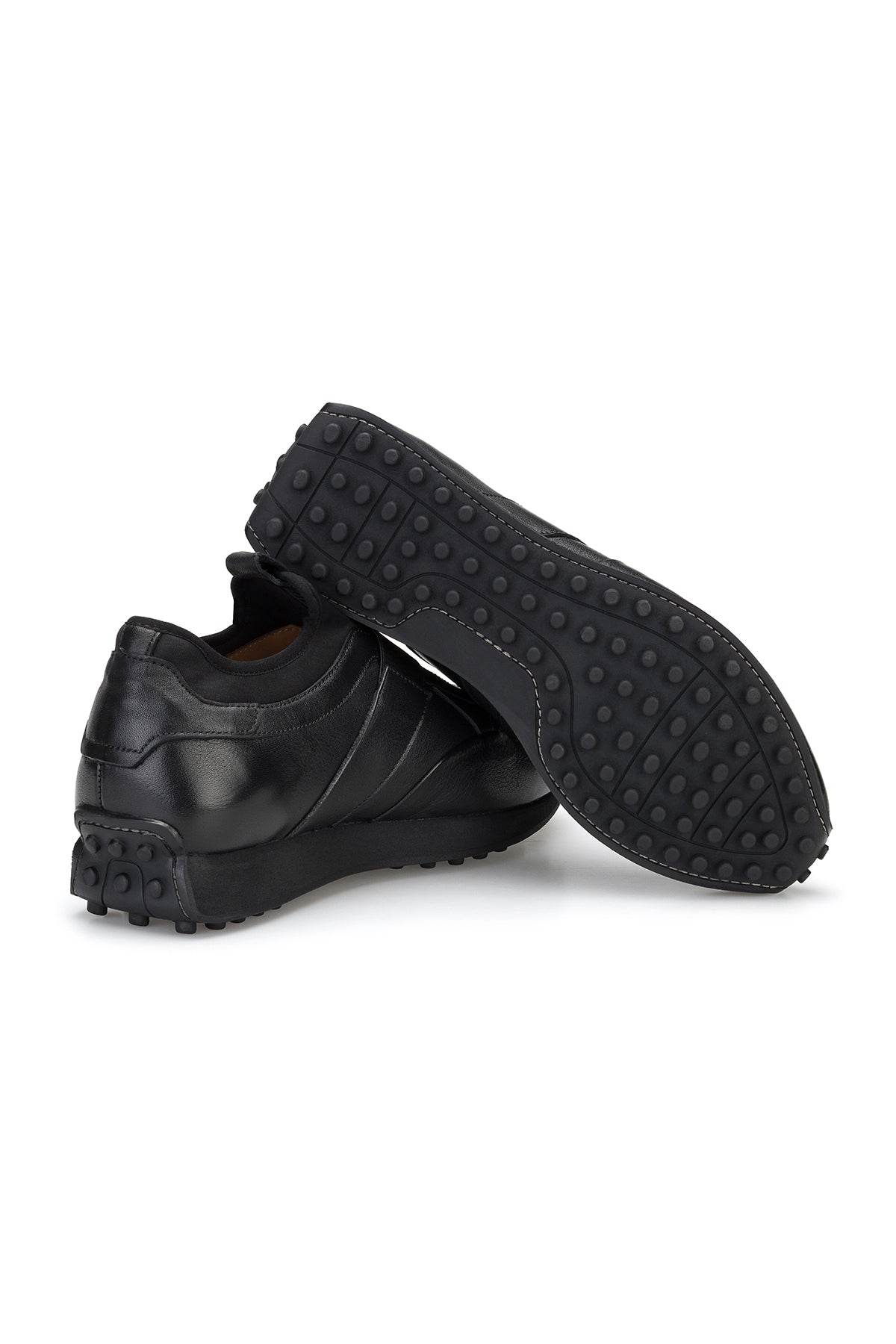 Sneaker im Alltag, getragen an einem Spaziergang, betont Komfort.