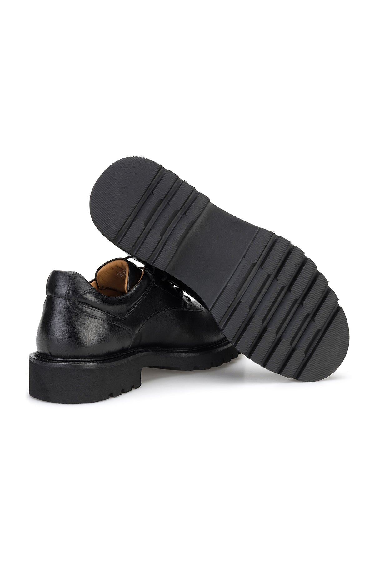 Schwarzes Casual Schuhmodell in einer stilvollen Pose, betont die klassische Silhouette