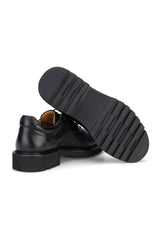 Schwarzes Casual Schuhmodell in einer stilvollen Pose, betont die klassische Silhouette