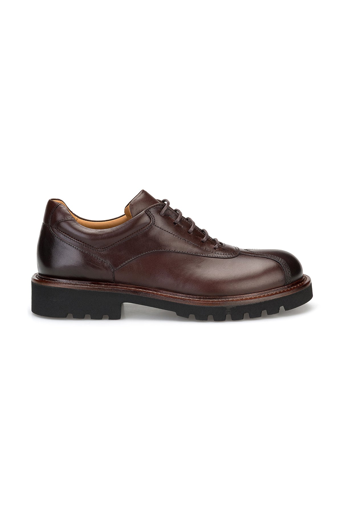 Seitliche Ansicht der handgefertigten Casual Schuhe mit runder Spitze