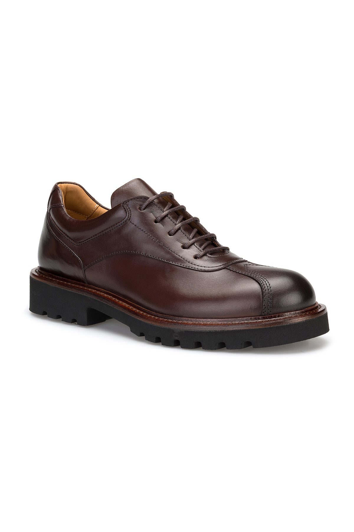 Detailaufnahme der Lederoberfläche der Casual Schuhe