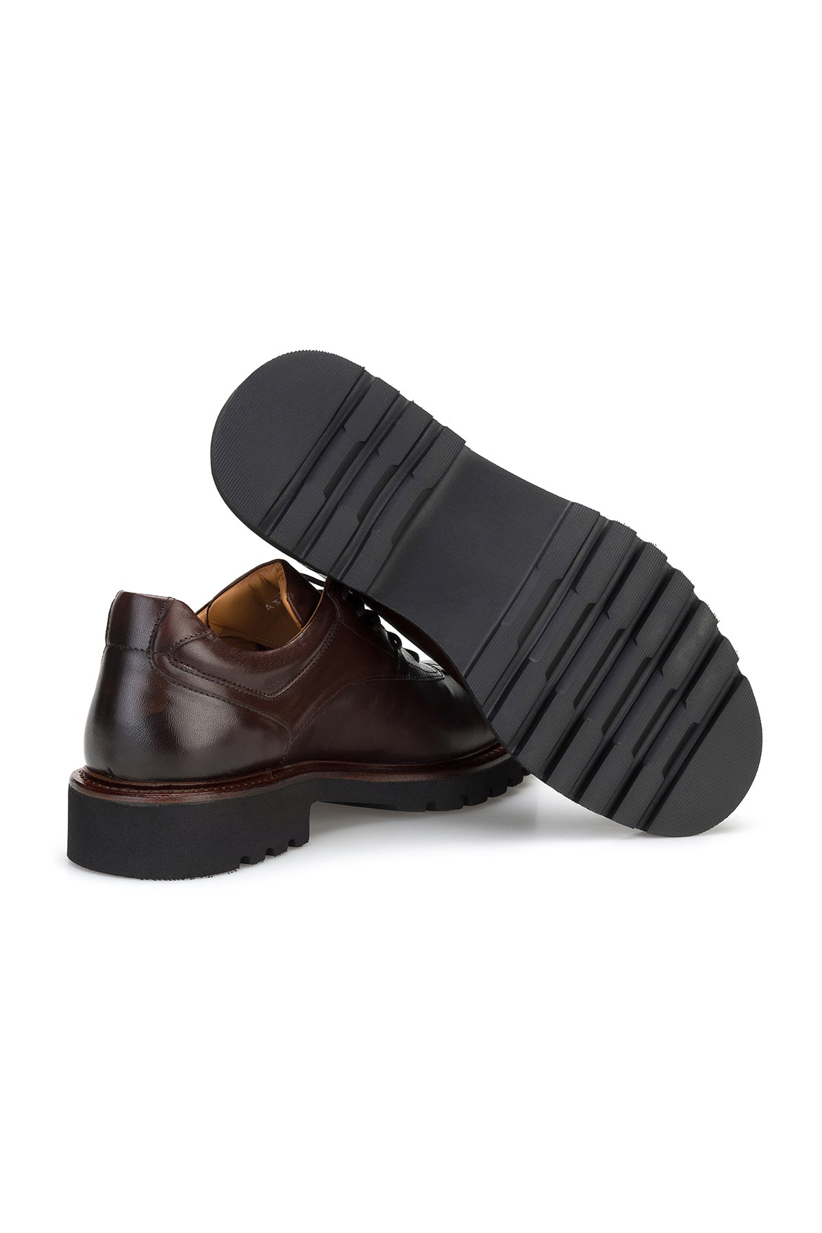 Nahaufnahme der Schnürschlaufen an den Casual Schuhen