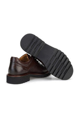 Nahaufnahme der Schnürschlaufen an den Casual Schuhen