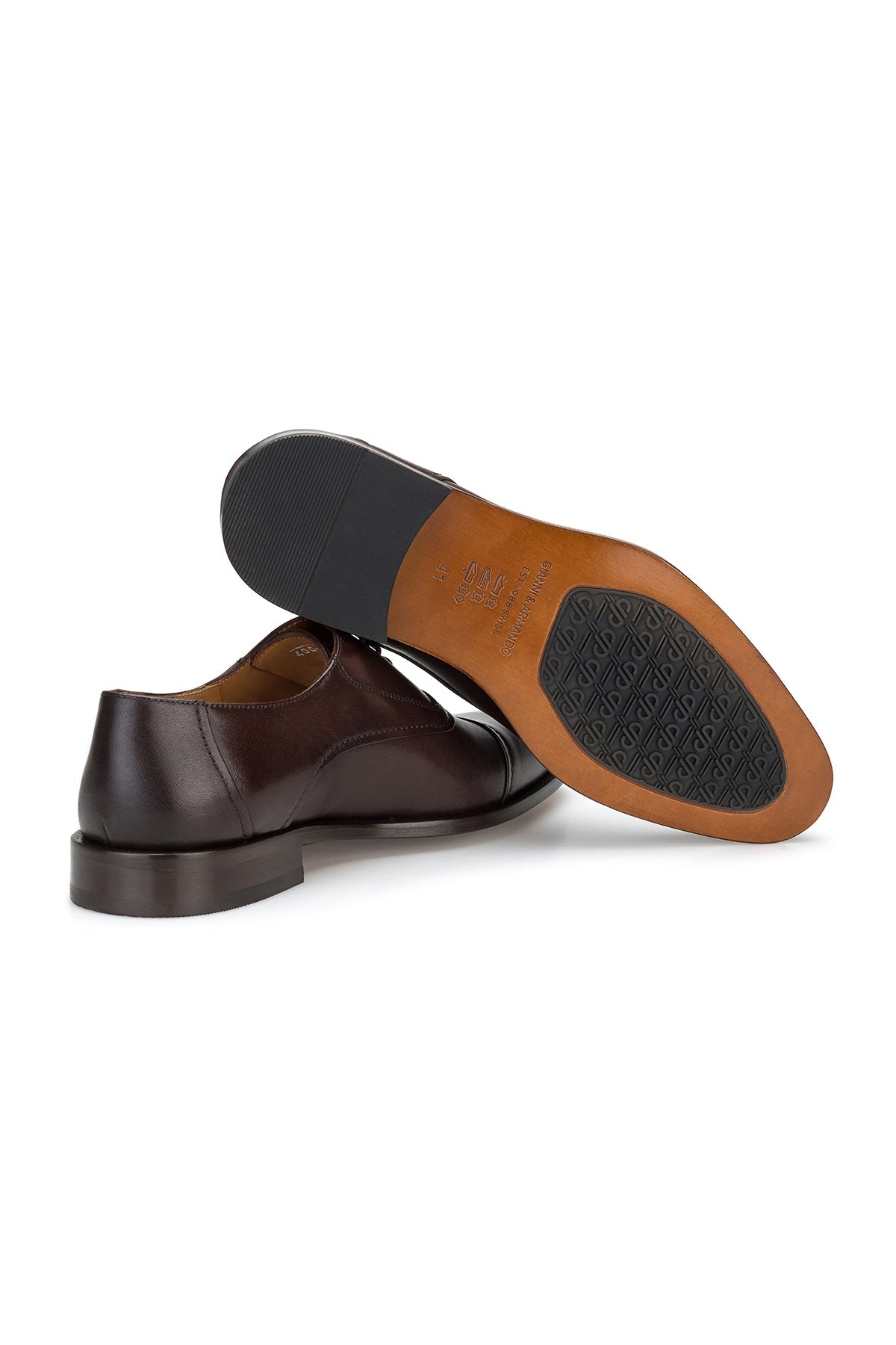 Business-Schuhe Braun getragen zu einem formellen Outfit.