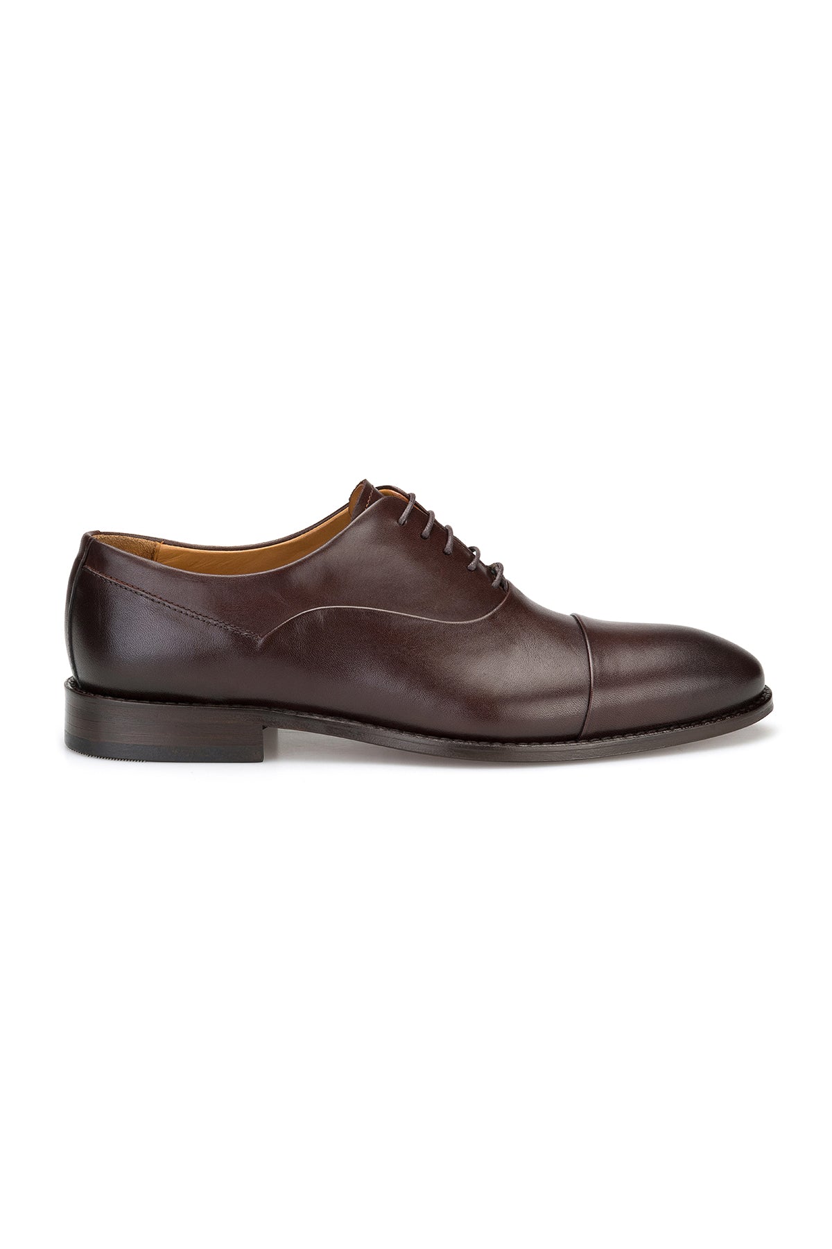 Nahaufnahme des weichen Rindsleder-Obermaterials eines Herren Business-Schuhe