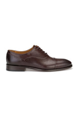 Nahaufnahme des weichen Rindsleder-Obermaterials eines Herren Business-Schuhe