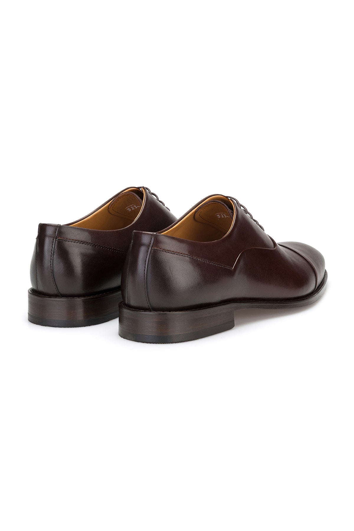 Rückansicht eines klassischen Herren Business-Schuhe mit runder Spitze