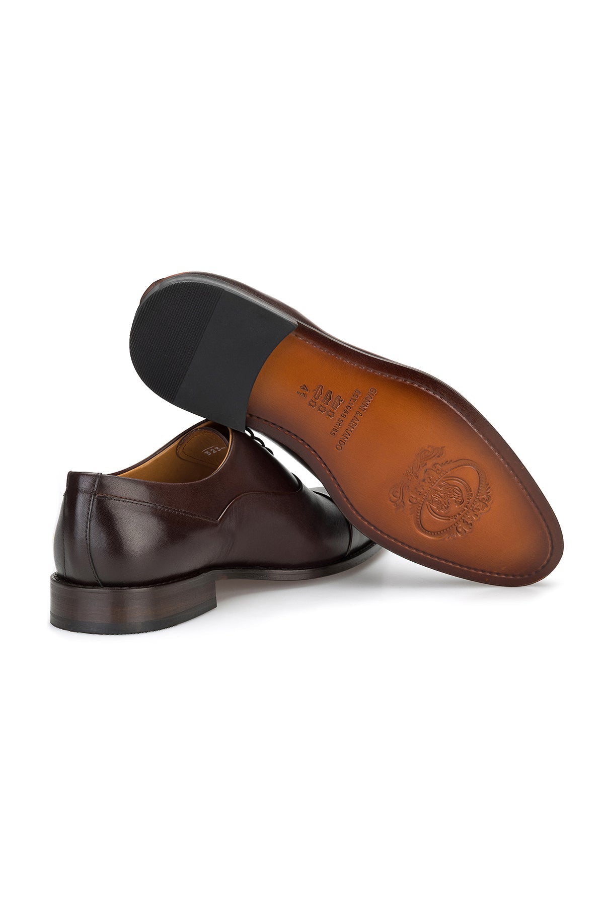 Herren Business-Schuhe auf eleganter Schuhschiene, bereit für den Büroalltag