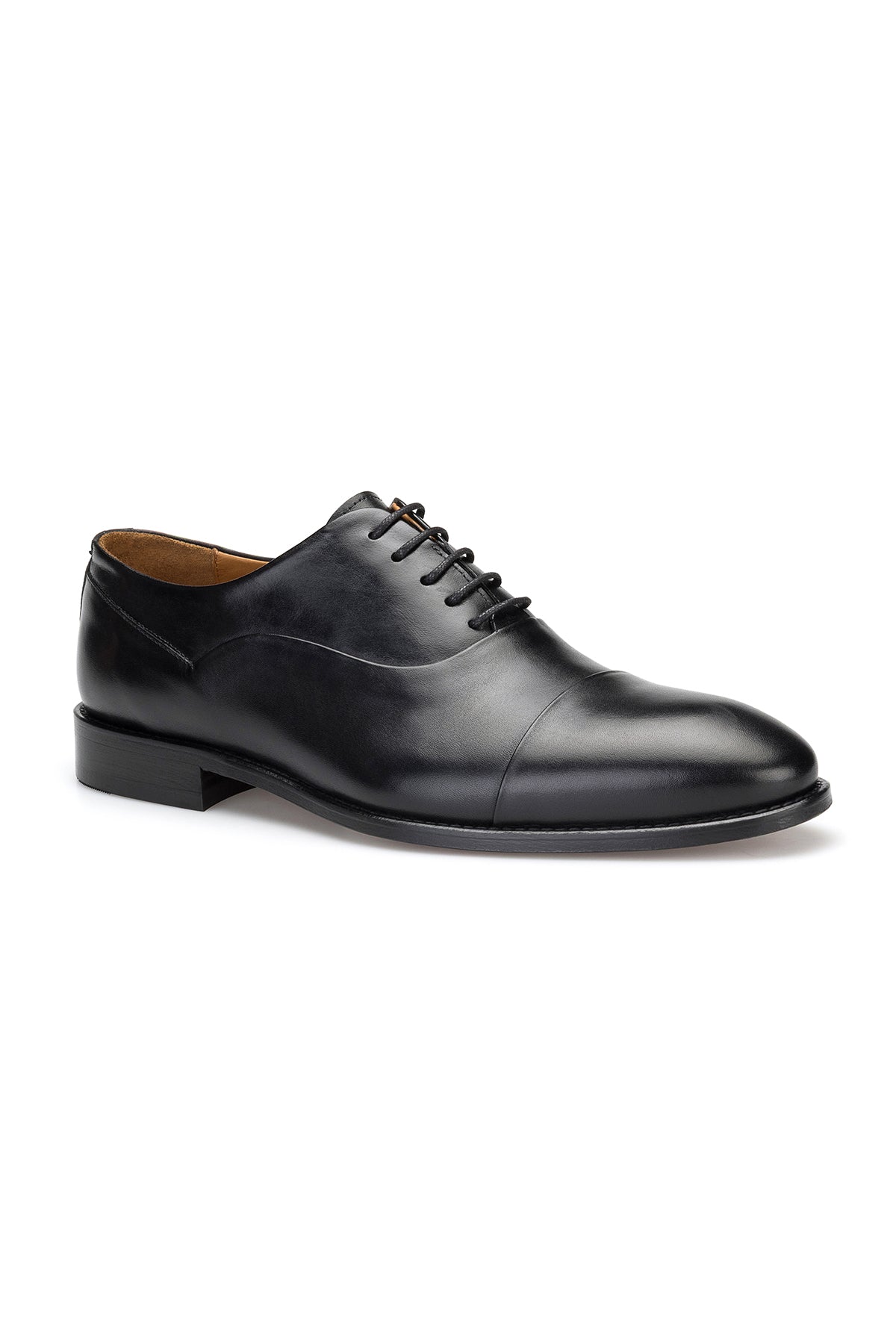 Schuh auf dem Fuß – bequeme Passform des schwarzen Business Schuhs
