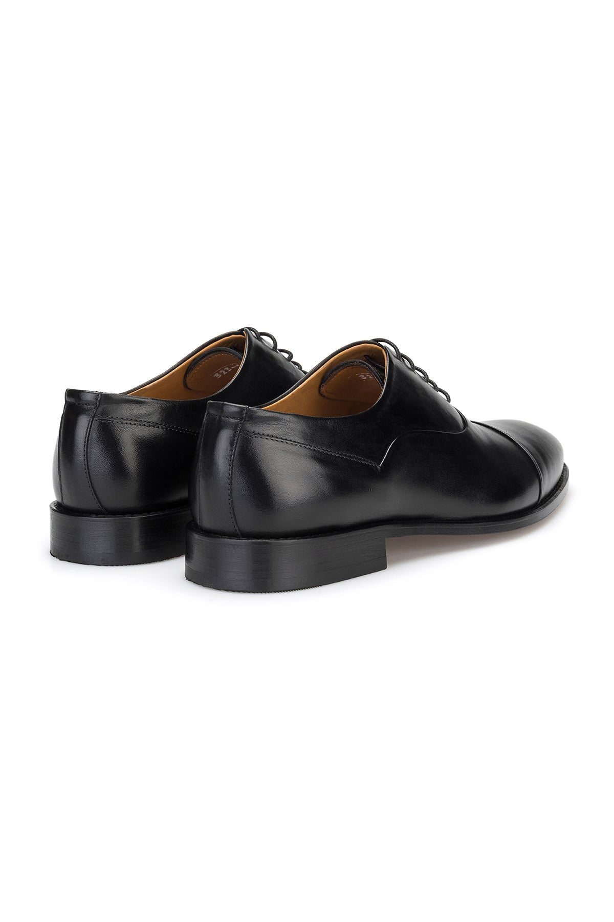 Business Schuh Schwarz auf einem eleganten Schreibtisch – stilvolles Accessoire
