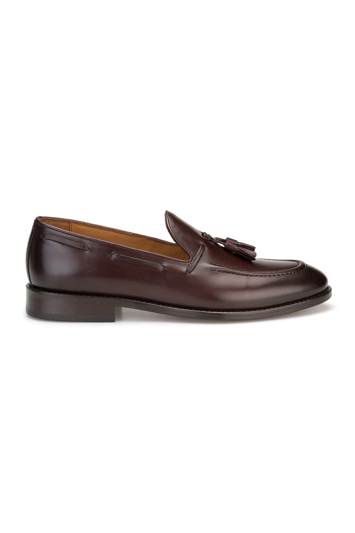 Vue de côté de l'élégante chaussure de ville marron à bout pointu et fermeture slip-on.