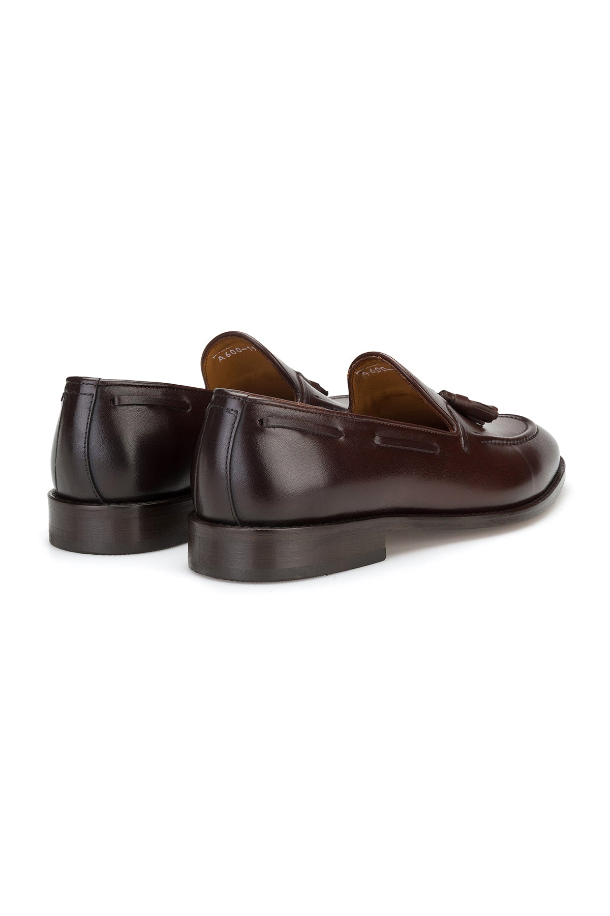 La chaussure au quotidien : chaussure de ville homme marron sur un bureau élégant, idéale pour le travail.